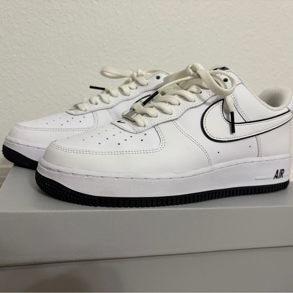 White and Black Air Force 1 ‘07 - Picture 2 of 6